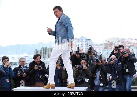 (190518) -- CANNES, 18 mai 2019 (Xinhua) -- l'acteur Antonio Banderas pose lors d'un photocall pour le film Dolor y Gloria au 72e Festival de Cannes à Cannes, France, le 18 mai 2019. Le film espagnol Dolor y Gloria concourra pour la Palme d or avec 20 autres longs métrages lors du 72e Festival de Cannes qui se tiendra du 14 au 25 mai. (Xinhua/Zhang Cheng) FRANCE-CANNES-FILM FESTIVAL-PHOTOCALL-DOLOR y GLORIA PUBLICATIONxNOTxINxCHN Banque D'Images