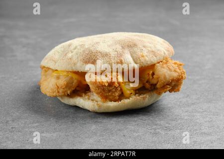 Pain pita avec nuggets de poulet et fromage fondu Banque D'Images