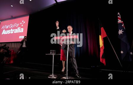 (190518) -- MELBOURNE, le 18 mai 2019 -- Bill raccourcit les gestes alors qu'il concède la défaite avec sa femme Chloe raccourcit après les résultats des élections générales australiennes, à Melbourne, Australie, le 18 mai 2019. Bill Shorten a concédé la défaite du Parti travailliste aux élections fédérales australiennes samedi soir. Il a également démissionné de son poste de chef du Parti travailliste australien (ALP). AUSTRALIE-MELBOURNE-ÉLECTIONS FÉDÉRALES-PROJET DE LOI RACCOURCIR BAIXXUEFEI PUBLICATIONXNOTXINXCHN Banque D'Images