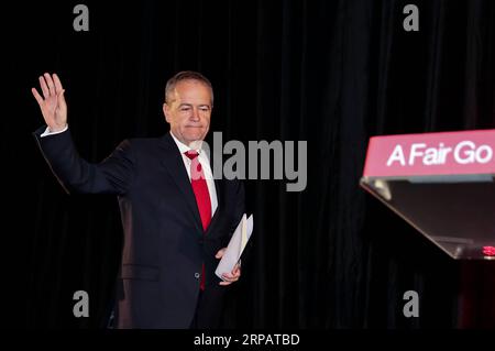 (190518) -- MELBOURNE, 18 mai 2019 -- Bill raccourcit les gestes à ses partisans à Melbourne, Australie, le 18 mai 2019. Bill Shorten a concédé la défaite du Parti travailliste aux élections fédérales australiennes samedi soir. Il a également démissionné de son poste de chef du Parti travailliste australien (ALP). AUSTRALIE-MELBOURNE-ÉLECTIONS FÉDÉRALES-PROJET DE LOI RACCOURCIR BAIXXUEFEI PUBLICATIONXNOTXINXCHN Banque D'Images