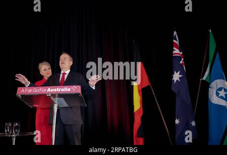 (190518) -- MELBOURNE, le 18 mai 2019 -- Bill Shorten parle alors qu'il concède la défaite avec son épouse Chloe Shorten après les résultats des élections générales australiennes, à Melbourne, en Australie, le 18 mai 2019. Bill Shorten a concédé la défaite du Parti travailliste aux élections fédérales australiennes samedi soir. Il a également démissionné de son poste de chef du Parti travailliste australien (ALP). AUSTRALIE-MELBOURNE-ÉLECTIONS FÉDÉRALES-PROJET DE LOI RACCOURCIR BAIXXUEFEI PUBLICATIONXNOTXINXCHN Banque D'Images