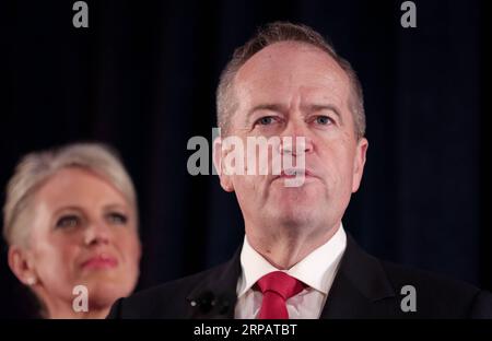 (190518) -- MELBOURNE, le 18 mai 2019 -- Bill Shorten parle alors qu'il concède la défaite avec son épouse Chloe Shorten après les résultats des élections générales australiennes, à Melbourne, en Australie, le 18 mai 2019. Bill Shorten a concédé la défaite du Parti travailliste aux élections fédérales australiennes samedi soir. Il a également démissionné de son poste de chef du Parti travailliste australien (ALP). AUSTRALIE-MELBOURNE-ÉLECTIONS FÉDÉRALES-PROJET DE LOI RACCOURCIR BAIXXUEFEI PUBLICATIONXNOTXINXCHN Banque D'Images