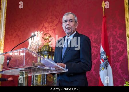 (190518) -- VIENNE, 18 mai 2019 (Xinhua) -- le président autrichien Alexander Van der Bellen prend la parole lors d'une conférence de presse à Vienne, Autriche, le 18 mai 2019. Le président autrichien Alexander Van der Bellen a approuvé samedi la proposition de tenir des élections anticipées après que le vice-chancelier d’extrême droite ait démissionné à cause d’une vidéo de corruption présumée et ait effectivement conduit à l’effondrement du gouvernement de coalition. (Xinhua/Guo Chen) AUTRICHE-VIENNE-PRESIDENT-SNAP ELECTION PUBLICATIONxNOTxINxCHN Banque D'Images