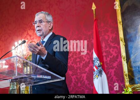 (190518) -- VIENNE, 18 mai 2019 (Xinhua) -- le président autrichien Alexander Van der Bellen prend la parole lors d'une conférence de presse à Vienne, Autriche, le 18 mai 2019. Le président autrichien Alexander Van der Bellen a approuvé samedi la proposition de tenir des élections anticipées après que le vice-chancelier d’extrême droite ait démissionné à cause d’une vidéo de corruption présumée et ait effectivement conduit à l’effondrement du gouvernement de coalition. (Xinhua/Guo Chen) AUTRICHE-VIENNE-PRESIDENT-SNAP ELECTION PUBLICATIONxNOTxINxCHN Banque D'Images