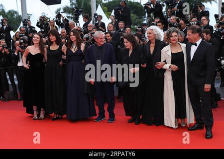 (190519) -- CANNES, 19 mai 2019 (Xinhua) -- le réalisateur Claude Lelouch (4e L) et les acteurs posent sur le tapis rouge pour la première du film les meilleures années d'une vie (les plus belles annees D une vie) au 72e Festival de Cannes à Cannes, France, le 18 mai 2019. Le 72e Festival de Cannes se tient ici du 14 au 25 mai. (Xinhua/Zhang Cheng) FRANCE-CANNES-FILM FESTIVAL-TAPIS ROUGE PUBLICATIONxNOTxINxCHN Banque D'Images