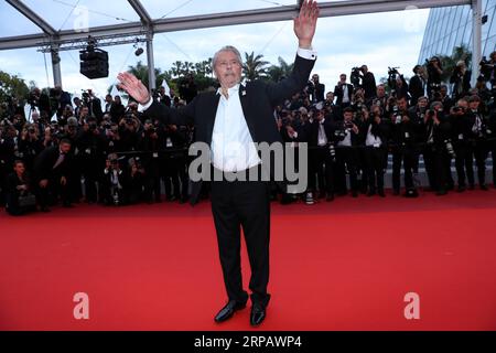 (190520) -- CANNES, 20 mai 2019 (Xinhua) -- l'acteur Alain Delon fait des gestes à son arrivée à la première du film Une vie cachée au 72e Festival de Cannes, dans le sud de la France, le 19 mai 2019. Le 72e Festival de Cannes se tient du 14 au 25 mai. (Xinhua/Zhang Cheng) FRANCE-CANNES-FILM Une VIE CACHÉE -PREMIERE PUBLICATIONxNOTxINxCHN Banque D'Images