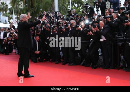 (190520) -- CANNES, 20 mai 2019 (Xinhua) -- l'acteur Alain Delon fait des gestes à son arrivée à la première du film Une vie cachée au 72e Festival de Cannes, dans le sud de la France, le 19 mai 2019. Le 72e Festival de Cannes se tient du 14 au 25 mai. (Xinhua/Zhang Cheng) FRANCE-CANNES-FILM Une VIE CACHÉE -PREMIERE PUBLICATIONxNOTxINxCHN Banque D'Images