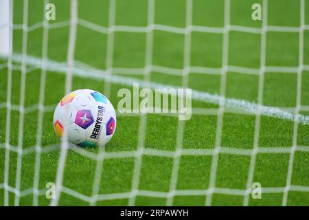 Derbystar ball dans le match BORUSSIA MOENCHENGLADBACH - FC BAYERN MUENCHEN 1-2 le 2 septembre 2023 à Mönchengladbach, Allemagne. Saison 2023/2024, 1.Bundesliga, FCB, MG, Gladbach, journée 3, 3.Spieltag © Peter Schatz / Alamy Live News - LA RÉGLEMENTATION DFL INTERDIT TOUTE UTILISATION DE PHOTOGRAPHIES comme SÉQUENCES D'IMAGES et/ou QUASI-VIDÉO - Banque D'Images