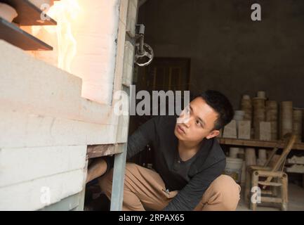 (190520) -- LONGQUAN, 20 mai 2019 (Xinhua) -- Lin Song fabrique des brûleurs d'encens au céladon en utilisant un four à gaz dans son atelier de Longquan, dans la province du Zhejiang de l'est de la Chine, le 20 mai 2019. Né en 1993, Lin Song est originaire de Longquan, qui abrite les meilleures marchandises de céladon en Chine. Il a reçu une formation professionnelle à la fois dans sa ville natale et à Jingdezhen, un autre centre important de porcelaine de Chine. Lin avait également suivi d'autres artisans céladons pendant des années avant d'installer un studio chez lui en 2014, se concentrant sur la réplication des brûleurs d'encens céladons classiques. La collection personnelle de LIN a augmenté à plus de 40 incen céladon Banque D'Images