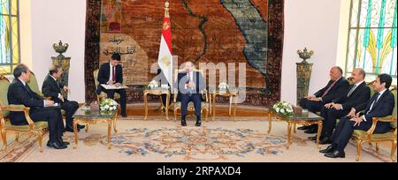 (190521) -- LE CAIRE, le 21 mai 2019 -- le président égyptien Abdel-Fattah al-Sisi (C) rencontre l'ambassadeur chinois sortant en Égypte Song Aiguo (2e L) au Caire, en Égypte, le 20 mai 2019. Le président égyptien Abdel-Fattah al-Sisi a décerné lundi l’ordre de la République, première classe, à l’ambassadeur chinois sortant en Égypte Song Aiguo en reconnaissance de ses efforts et de son rôle dans le renforcement des relations bilatérales. Lors de la cérémonie d'honneur, Song, qui termine son mandat de neuf ans en Égypte, a déclaré que l'honneur ne va pas seulement pour lui, mais aussi pour le gouvernement et le peuple chinois, reflétant l'outstandin Banque D'Images