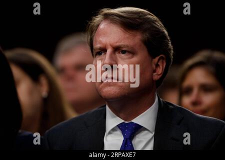 (190521) -- WASHINGTON D.C., 21 mai 2019 -- Don McGahn, alors conseiller à la Maison Blanche, réagit dans l'audience lors de l'audience de confirmation du candidat à la Cour suprême Brett Kavanaugh devant le Comité judiciaire du Sénat des États-Unis sur Capitol Hill à Washington D.C., aux États-Unis, le 4 septembre 2018. Lundi, la Maison Blanche a demandé à l'ancien avocat Don McGahn de défier une citation à comparaître du Congrès et de sauter une audience prévue pour mardi concernant la sonde russe. U.S.-WASHINGTON D.C.-DON MCGAHN-SUBPOENA TINGXSHEN PUBLICATIONXNOTXINXCHN Banque D'Images