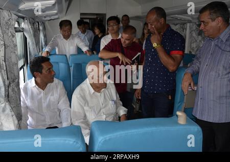 (190521) -- LA HAVANE, 21 mai 2019 -- le vice-président du Conseil des ministres de Cuba, Ricardo Cabrisas (avant, 2e L), et le ministre des Transports de Cuba, Eduardo Rodriguez Davila (avant, 1e L) tentent de s'asseoir sur un siège lors de leur visite aux voitures particulières chinoises à la Havane, Cuba, le 20 mai 2019. Intenses et bleues, comme le ciel cubain brillant, sont les voitures particulières chinoises qui seront bientôt mises en service dans le cadre d un programme ambitieux et coûteux de modernisation du système ferroviaire cubain. L’île vient de recevoir les 56 premières voitures, d’un lot de 240 qu’elle a acquises avec un crédit chinois, payable Banque D'Images