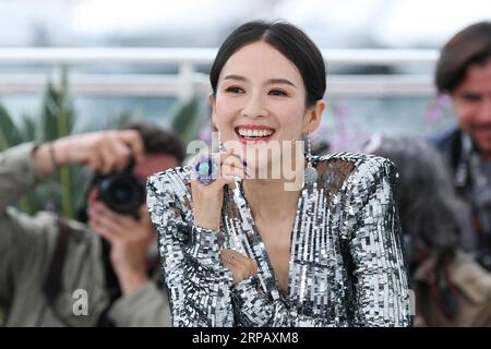 (190521) -- CANNES, 21 mai 2019 (Xinhua) -- l'actrice chinoise Zhang Ziyi pose lors d'un photocall au 72e Festival de Cannes, dans le sud de la France, le 21 mai 2019. Zhang Ziyi a été invitée à parler de sa carrière lors de la masterclass de cette année avec l acteur américain Sylvester Stallone, l acteur français Alain Delon et le réalisateur danois Nicolas Winding Refn. Le 72e Festival de Cannes se tient du 14 au 25 mai. (Xinhua/Zhang Cheng) FRANCE-CANNES-FILM FESTIVAL-ZHANG ZIYI PUBLICATIONxNOTxINxCHN Banque D'Images