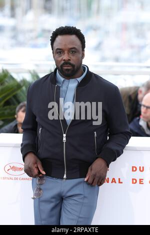 (190521) -- CANNES, 21 mai 2019 (Xinhua) -- l'acteur Ariyon Bakare pose lors d'un photocall pour le film Frankie au 72e Festival de Cannes à Cannes, France, le 21 mai 2019. Le réalisateur américain ira Sachs Frankie disputera la Palme d or au 72e Festival de Cannes. (Xinhua/Zhang Cheng) FRANCE-CANNES-FILM FESTIVAL PUBLICATIONxNOTxINxCHN Banque D'Images