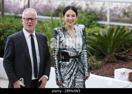 (190521) -- CANNES, 21 mai 2019 (Xinhua) -- l'actrice chinoise Zhang Ziyi (R) assiste à un photocall au 72e Festival de Cannes à Cannes, dans le sud de la France, le 21 mai 2019. Zhang Ziyi a été invitée à parler de sa carrière lors de la masterclass de cette année avec l acteur américain Sylvester Stallone, l acteur français Alain Delon et le réalisateur danois Nicolas Winding Refn. Le 72e Festival de Cannes se tient du 14 au 25 mai. (Xinhua/Zhang Cheng) FRANCE-CANNES-FILM FESTIVAL-ZHANG ZIYI PUBLICATIONxNOTxINxCHN Banque D'Images