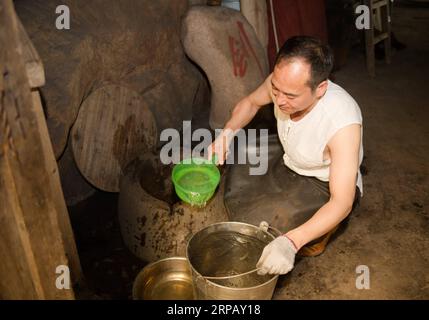 (190521) -- LONGQUAN, 21 mai 2019 (Xinhua) -- Zheng Guorong travaille au Guyue Sword Studio à Longquan, dans la province du Zhejiang de l'est de la Chine, 21 mai 2019. Depuis des siècles, Longquan est célèbre pour son industrie de fabrication d'épée. Zheng Guorong, 55 ans, héritier du patrimoine culturel immatériel dans la fabrication d’épées de Longquan, fabrique des épées depuis plus de 30 ans. Zheng considère l'épée comme un symbole de l'esprit et consacre tout à sa carrière avec admiration. Dans son studio, tout le processus de fabrication d'une seule épée prend deux à trois mois, avec des étapes comprenant la formation d'une idée, la conception du croquis, la préparation du matériel et Banque D'Images