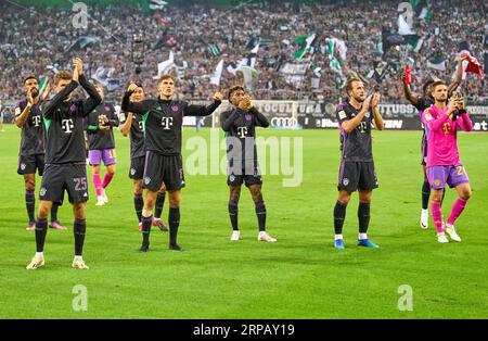 Équipe FCB fêtez avec les fans : Thomas MUELLER, Müller, FCB 25 Eric MAXIM CHOUPO-MOTING (FCB 13) MinJae Kim, min-Jae Kim , FCB 3 Leon GORETZKA, FCB 8 Kingsley Coman, FCB 11 Harry Kane, FCB 9 Sven ULREICH, FCB 26 gardien de but, dans le match BORUSSIA MOENCHENGLADBACH - FC BAYERN MUENCHEN 1-2 le 2 septembre 2023 à Mönchengladbach, Allemagne. Saison 2023/2024, 1.Bundesliga, FCB, MG, Gladbach, journée 3, 3.Spieltag © Peter Schatz / Alamy Live News - LA RÉGLEMENTATION DFL INTERDIT TOUTE UTILISATION DE PHOTOGRAPHIES comme SÉQUENCES D'IMAGES et/ou QUASI-VIDÉO - Banque D'Images