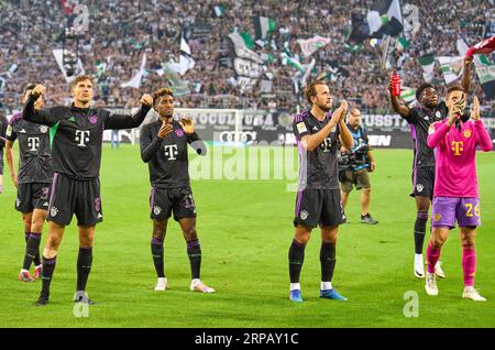 L'équipe FCB fête avec les fans : Leon GORETZKA, FCB 8 Kingsley Coman, FCB 11 Harry Kane, FCB 9 Alphonso DAVIES, FCB 19 Sven ULREICH, FCB 26 gardien de but, dans le match BORUSSIA MOENCHENGLADBACH - FC BAYERN MUENCHEN 1-2 le 2 septembre 2023 à Mönchengladbach, Allemagne. Saison 2023/2024, 1.Bundesliga, FCB, MG, Gladbach, journée 3, 3.Spieltag © Peter Schatz / Alamy Live News - LA RÉGLEMENTATION DFL INTERDIT TOUTE UTILISATION DE PHOTOGRAPHIES comme SÉQUENCES D'IMAGES et/ou QUASI-VIDÉO - Banque D'Images