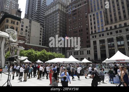 (190521) -- NEW YORK, le 21 mai 2019 -- les gens assistent à l'événement Dine Around Downtown à New York, aux États-Unis, le 21 mai 2019. Dine Around Downtown rassemble les restaurateurs du quartier pour le festival annuel du déjeuner depuis 1995. Cette année, l événement a réuni près de 40 restaurants dans le Lower Manhattan. ) ÉTATS-UNIS-NEW YORK-DINE AUTOUR DU CENTRE-VILLE DE WANGXYING PUBLICATIONXNOTXINXCHN Banque D'Images