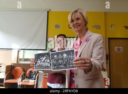 Jindrichov, République tchèque. 04 septembre 2023. L'épouse du président tchèque, Eva Pavlova, visite l'école primaire et le jardin d'enfants à Jindrichov, République tchèque, le 4 septembre 2023. À gauche se trouve son professeur de maternelle Marie Ruliskova. Crédit : Ludek Perina/CTK photo/Alamy Live News Banque D'Images