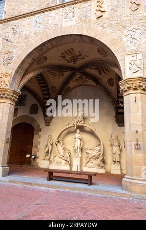 Sous les arches de la cour se trouve Fontana di SAA Grande (Fontaine pour la Sala Grande) au Museo Nazionale del Bargello (Musée National du Bargello) en F. Banque D'Images