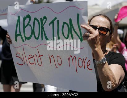 (190522) -- LOS ANGELES, 22 mai 2019 (Xinhua) -- Une femme assiste à un rassemblement à Los Angeles, aux États-Unis, le 21 mai 2019. Des dizaines de rassemblements ont eu lieu mardi dans les grandes villes du sud de la Californie pour dénoncer le nombre croissant d États qui adoptent des lois restrictives sur l avortement et revendiquent les droits des femmes dans la question controversée de l avortement. (Xinhua/Li Ying) États-Unis-LOS ANGELES-INTERDICTION DE L'AVORTEMENT-PROTESTATION PUBLICATIONxNOTxINxCHN Banque D'Images