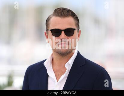 (190522) -- CANNES, 22 mai 2019 (Xinhua) -- l'acteur Leonardo DiCaprio pose lors d'un photocall for Once Upon a Time à Hollywood lors du 72e Festival de Cannes à Cannes, France, le 22 mai 2019. Once Upon a Time in Hollywood sera en compétition pour la Palme d ou avec 20 autres films. (Xinhua/Gao Jing) FRANCE-CANNES-FILM FESTIVAL-PHOTOCALL- IL ÉTAIT UNE FOIS À HOLLYWOOD PUBLICATIONxNOTxINxCHN Banque D'Images