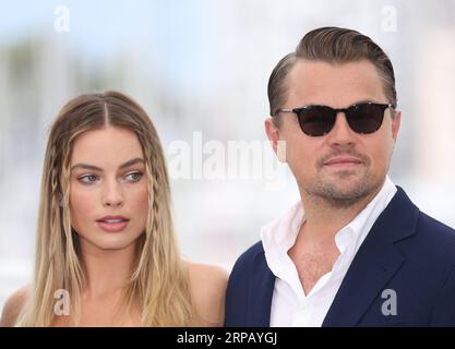 (190522) -- CANNES, 22 mai 2019 (Xinhua) -- l'acteur Leonardo DiCaprio et l'actrice Margot Robbie posent lors d'un photocall for Once Upon a Time à Hollywood lors du 72e Festival de Cannes à Cannes, France, le 22 mai 2019. Once Upon a Time in Hollywood sera en compétition pour la Palme d ou avec 20 autres films. (Xinhua/Gao Jing) FRANCE-CANNES-FILM FESTIVAL-PHOTOCALL- IL ÉTAIT UNE FOIS À HOLLYWOOD PUBLICATIONxNOTxINxCHN Banque D'Images