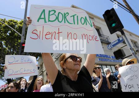 (190522) -- LOS ANGELES, 22 mai 2019 (Xinhua) -- des personnes assistent à un rassemblement à Los Angeles, aux États-Unis, le 21 mai 2019. Des dizaines de rassemblements ont eu lieu mardi dans les grandes villes du sud de la Californie pour dénoncer le nombre croissant d États qui adoptent des lois restrictives sur l avortement et revendiquent les droits des femmes dans la question controversée de l avortement. (Xinhua/Li Ying) États-Unis-LOS ANGELES-INTERDICTION DE L'AVORTEMENT-PROTESTATION PUBLICATIONxNOTxINxCHN Banque D'Images