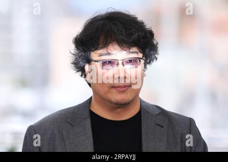 (190522) -- CANNES, 22 mai 2019 (Xinhua) -- le réalisateur Bong Joon-ho pose lors d'un photocall pour parasite au 72e Festival de Cannes à Cannes, France, le 22 mai 2019. Parasite sera en compétition pour la Palme d ou avec 20 autres films. (Xinhua/Gao Jing) FRANCE-CANNES-FILM FESTIVAL-PHOTOCALL- PARASITE PUBLICATIONxNOTxINxCHN Banque D'Images