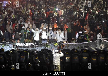 (190522) -- JAKARTA, le 22 mai 2019 -- des manifestants sont vus lors d'un affrontement avec la police anti-émeute à Jakarta, Indonésie, le 22 mai 2019. La police de Jakarta a arrêté 257 émeutiers impliqués dans de violentes manifestations électorales et d'autres devraient être arrêtés car les manifestations se poursuivent, a déclaré ici mercredi Argo Yuwono, porte-parole de la police de Jakarta. INDONÉSIE-JAKARTA-ÉLECTIONS-MANIFESTATION VIOLENTE AGUNGXKUNCAHYAXB. PUBLICATIONxNOTxINxCHN Banque D'Images