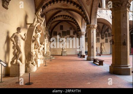 Sous les arches de la cour, se trouve Fontna di SAA Grande (Fontaine de la Sala Grande) au Musée National du Bargello. Le musée est l'un des Banque D'Images