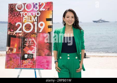 Divertissement Bilder des Tages (190523) -- PÉKIN, 23 mai 2019 (Xinhua) -- l'actrice chinoise Zhang Ziyi pose pour une photo en assistant à la conférence de presse du Festival international du film de Tokyo qui s'est tenue à Cannes, France, le 22 mai 2019. Zhang Ziyi sera président du jury de la compétition internationale au 32e Festival international du film de Tokyo. (Xinhua/Zhang Cheng) PHOTOS XINHUA DU JOUR PUBLICATIONxNOTxINxCHN Banque D'Images