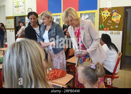 Jindrichov, République tchèque. 04 septembre 2023. L'épouse du président tchèque, Eva Pavlova, visite l'école primaire et le jardin d'enfants à Jindrichov, République tchèque, le 4 septembre 2023. Crédit : Ludek Perina/CTK photo/Alamy Live News Banque D'Images