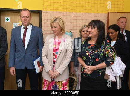 Jindrichov, République tchèque. 04 septembre 2023. L'épouse du président tchèque, Eva Pavlova, visite l'école primaire et le jardin d'enfants à Jindrichov, République tchèque, le 4 septembre 2023. A gauche se trouve le directeur de l'école primaire David Navratil. Crédit : Ludek Perina/CTK photo/Alamy Live News Banque D'Images