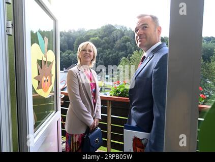 Jindrichov, République tchèque. 04 septembre 2023. L'épouse du président tchèque, Eva Pavlova, visite l'école primaire et le jardin d'enfants à Jindrichov, République tchèque, le 4 septembre 2023. À droite directeur de l'école primaire David Navratil. Crédit : Ludek Perina/CTK photo/Alamy Live News Banque D'Images