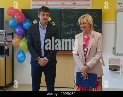 Jindrichov, République tchèque. 04 septembre 2023. L'épouse du président tchèque, Eva Pavlova, visite l'école primaire et le jardin d'enfants à Jindrichov, République tchèque, le 4 septembre 2023. À gauche se trouve le maire de Jindrichov Radek Schwarze. Crédit : Ludek Perina/CTK photo/Alamy Live News Banque D'Images