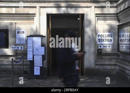 (190523) -- LONDRES, 23 mai 2019 (Xinhua) -- des gens passent devant un bureau de vote à Londres, en Grande-Bretagne, le 23 mai 2019. Les électeurs de toute la Grande-Bretagne ont voté jeudi pour les élections au Parlement européen, car il est largement prévu que le Brexit Party prendra la tête. (Xinhua/Alberto Pezzali) GRANDE-BRETAGNE-PARLEMENT EUROPÉEN-ELECTION PUBLICATIONxNOTxINxCHN Banque D'Images