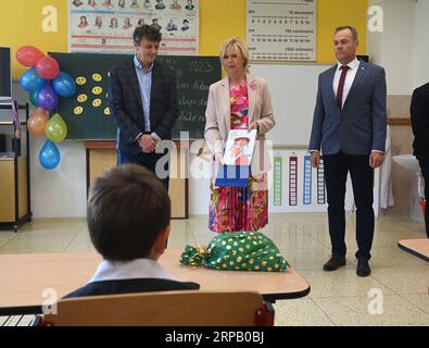 Jindrichov, République tchèque. 04 septembre 2023. L'épouse du président tchèque, Eva Pavlova, visite l'école primaire et le jardin d'enfants à Jindrichov, République tchèque, le 4 septembre 2023. À gauche se trouve le maire de Jindrichov Radek Schwarze, à droite le directeur de l'école primaire David Navratil. Crédit : Ludek Perina/CTK photo/Alamy Live News Banque D'Images