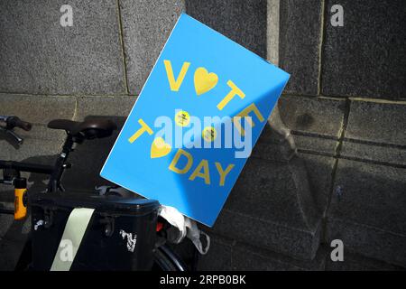 (190523) -- LONDRES, 23 mai 2019 (Xinhua) -- Un vote de lecture de pancarte a lieu aujourd'hui à Londres, en Grande-Bretagne, le 23 mai 2019. Les électeurs de toute la Grande-Bretagne ont voté jeudi pour les élections au Parlement européen, car il est largement prévu que le Brexit Party prendra la tête. (Xinhua/Alberto Pezzali) GRANDE-BRETAGNE-PARLEMENT EUROPÉEN-ELECTION PUBLICATIONxNOTxINxCHN Banque D'Images