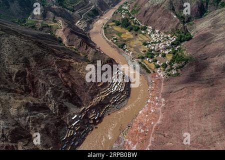 (190523) -- LHASSA, 23 mai 2019 (Xinhua) -- une photo aérienne montre des champs salins dans le comté de Mangkam, dans la région autonome du Tibet du sud-ouest de la Chine, le 22 mai 2019. Une ancienne technique de production de sel depuis la dynastie Tang (618-907) est bien conservée dans le comté de Mangkam. Les populations locales suivent une méthode de récolte du sel en recueillant les saumures des mines de sel et des étangs et en les évaporant au soleil jusqu'à cristallisation. (Xinhua/Li Xin) CHINE-TIBET-MANGKAM-PRODUCTION DE SEL (CN) PUBLICATIONxNOTxINxCHN Banque D'Images