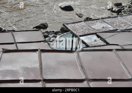 (190523) -- LHASSA, 23 mai 2019 (Xinhua) -- une photo aérienne montre des champs salins dans le comté de Mangkam, dans la région autonome du Tibet du sud-ouest de la Chine, le 22 mai 2019. Une ancienne technique de production de sel depuis la dynastie Tang (618-907) est bien conservée dans le comté de Mangkam. Les populations locales suivent une méthode de récolte du sel en recueillant les saumures des mines de sel et des étangs et en les évaporant au soleil jusqu'à cristallisation. (Xinhua/Li Xin) CHINE-TIBET-MANGKAM-PRODUCTION DE SEL (CN) PUBLICATIONxNOTxINxCHN Banque D'Images