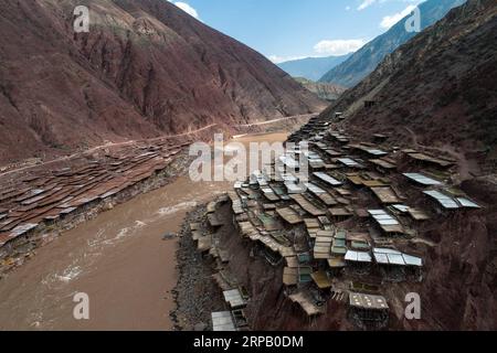 (190523) -- LHASSA, 23 mai 2019 (Xinhua) -- une photo aérienne montre des champs salins dans le comté de Mangkam, dans la région autonome du Tibet du sud-ouest de la Chine, le 22 mai 2019. Une ancienne technique de production de sel depuis la dynastie Tang (618-907) est bien conservée dans le comté de Mangkam. Les populations locales suivent une méthode de récolte du sel en recueillant les saumures des mines de sel et des étangs et en les évaporant au soleil jusqu'à cristallisation. (Xinhua/Li Xin) CHINE-TIBET-MANGKAM-PRODUCTION DE SEL (CN) PUBLICATIONxNOTxINxCHN Banque D'Images