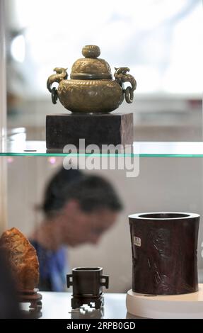 (190523) -- SYDNEY, 23 mai 2019 -- une photo prise le 23 mai 2019 montre des objets lors d'une vente aux enchères organisée par le département d'art asiatique Bonhams à Sydney, en Australie. Une collection d'artefacts chinois rares a été mise aux enchères à Sydney mercredi soir, réalisant des ventes combinées de plus de 480 000 dollars américains. Bonhams a facilité la vente d'environ 100 céramiques, sculptures et œuvres d'art de Chine, avec le prix le plus élevé étant une œuvre du peintre lettré Huang Binhong, intitulé Recluse by the Stream, qui s'est vendu pour 42 000 dollars américains. AUSTRALIE-SYDNEY-AUCTION BaixXuefei PUBLICATIONxNOTxINxCHN Banque D'Images