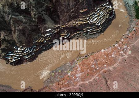 (190523) -- LHASSA, 23 mai 2019 (Xinhua) -- une photo aérienne montre des champs salins dans le comté de Mangkam, dans la région autonome du Tibet du sud-ouest de la Chine, le 22 mai 2019. Une ancienne technique de production de sel depuis la dynastie Tang (618-907) est bien conservée dans le comté de Mangkam. Les populations locales suivent une méthode de récolte du sel en recueillant les saumures des mines de sel et des étangs et en les évaporant au soleil jusqu'à cristallisation. (Xinhua/Li Xin) CHINE-TIBET-MANGKAM-PRODUCTION DE SEL (CN) PUBLICATIONxNOTxINxCHN Banque D'Images