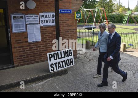 (190523) -- SONNING (GRANDE-BRETAGNE), le 23 mai 2019 -- la première ministre britannique Theresa May (à gauche) arrive pour voter à un bureau de vote de Sonning, en Grande-Bretagne, le 23 mai 2019. Les électeurs de toute la Grande-Bretagne ont voté jeudi pour les élections au Parlement européen car il est largement prévu que le Brexit Party prendra la tête. GRANDE-BRETAGNE-SONNING-ELECTIONS DU PARLEMENT EUROPÉEN-THERESA MAY-VOTE STEPHENXCHUNG PUBLICATIONXNOTXINXCHN Banque D'Images