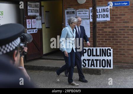 (190523) -- SONNING (GRANDE-BRETAGNE), le 23 mai 2019 -- la première ministre britannique Theresa May (2e R) part après avoir voté dans un bureau de vote de Sonning, en Grande-Bretagne, le 23 mai 2019. Les électeurs de toute la Grande-Bretagne ont voté jeudi pour les élections au Parlement européen car il est largement prévu que le Brexit Party prendra la tête. GRANDE-BRETAGNE-SONNING-ELECTIONS DU PARLEMENT EUROPÉEN-THERESA MAY-VOTE STEPHENXCHUNG PUBLICATIONXNOTXINXCHN Banque D'Images