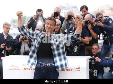 (190524) -- CANNES, 24 mai 2019 (Xinhua) -- l'acteur américain Sylvester Stallone pose lors d'un photocall pour rendez-vous avec Sylvester Stallone lors du 72e Festival de Cannes à Cannes, France, le 24 mai 2019. Le 72e Festival de Cannes se tient du 14 au 25 mai. (Xinhua/Gao Jing) FRANCE-CANNES-FILM FESTIVAL-SYLVESTER STALLONE PUBLICATIONxNOTxINxCHN Banque D'Images