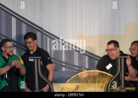 (190524) -- BUDAPEST, 24 mai 2019 -- les étudiants de l'Ecola e Faculdade SENAI Roberto mange, du Brésil, concourent au Championnat du monde de construction de ponts Spaghetti qui s'est tenu à l'Université Obuda de Budapest, Hongrie, le 23 mai 2019. Leur pont s'est brisé sous un poids de 355,3 kilogrammes, remportant la deuxième place au Championnat du monde de construction de ponts Spaghetti. HONGRIE-BUDAPEST-PONT SPAGHETTI AttilaxVolgyi PUBLICATIONxNOTxINxCHN Banque D'Images