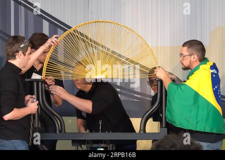 (190524) -- BUDAPEST, 24 mai 2019 -- les étudiants de l'Ecola e Faculdade SENAI Roberto mange, du Brésil, concourent au Championnat du monde de construction de ponts Spaghetti qui s'est tenu à l'Université Obuda de Budapest, Hongrie, le 23 mai 2019. Leur pont s'est brisé sous un poids de 355,3 kilogrammes, remportant la deuxième place au Championnat du monde de construction de ponts Spaghetti. HONGRIE-BUDAPEST-PONT SPAGHETTI AttilaxVolgyi PUBLICATIONxNOTxINxCHN Banque D'Images